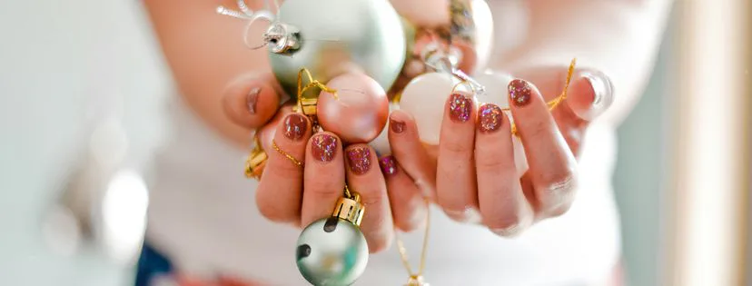 Inspirace na vánoční manikúru: Zvolíte klasiku, nebo třpyt a lesk?