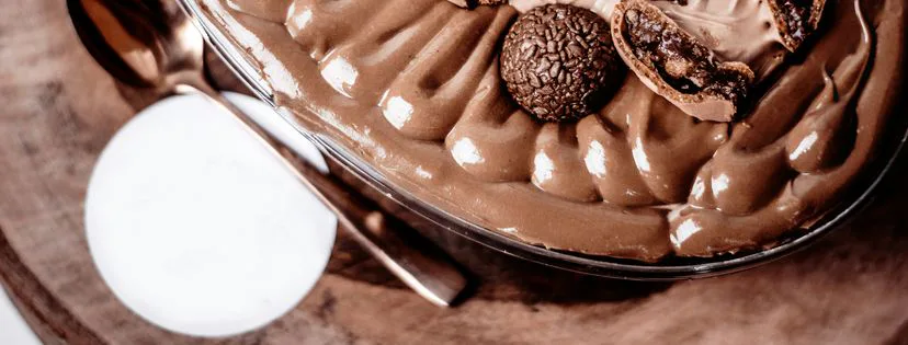 Tři, dva, jedna, odhaleno: Pantone barvou roku 2025 je Mocha Mousse