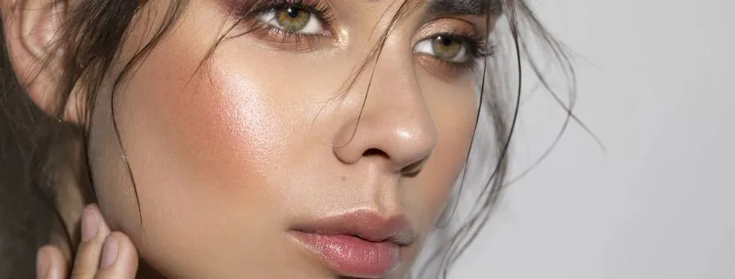 Škola líčení: naučte se používat tvářenku jako profesionál