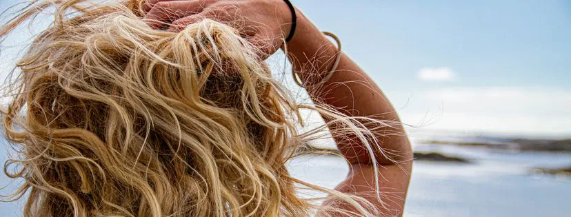 Kompletní průvodce péčí o vlasy: od mytí po vysoušení