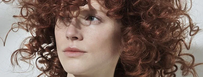 Kudrnaté vlasy: jak o vlny správně pečovat?