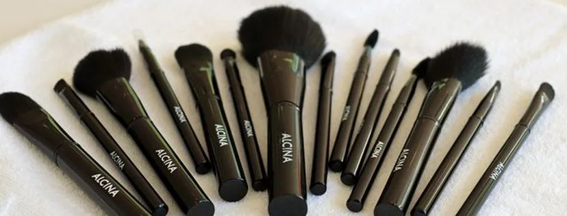 Naučte se po líčení čistit kosmetické štětce