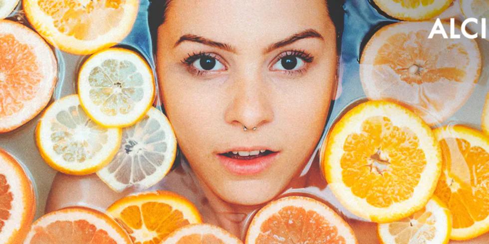 Ovocné kyseliny & slunce: váš letní AHA zážitek