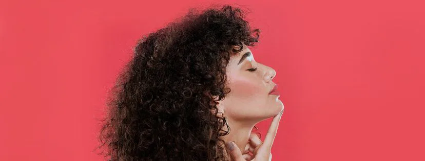 Svěžest a třpytivé akcenty: Tak vypadají trendy v líčení pro jaro a léto 2025